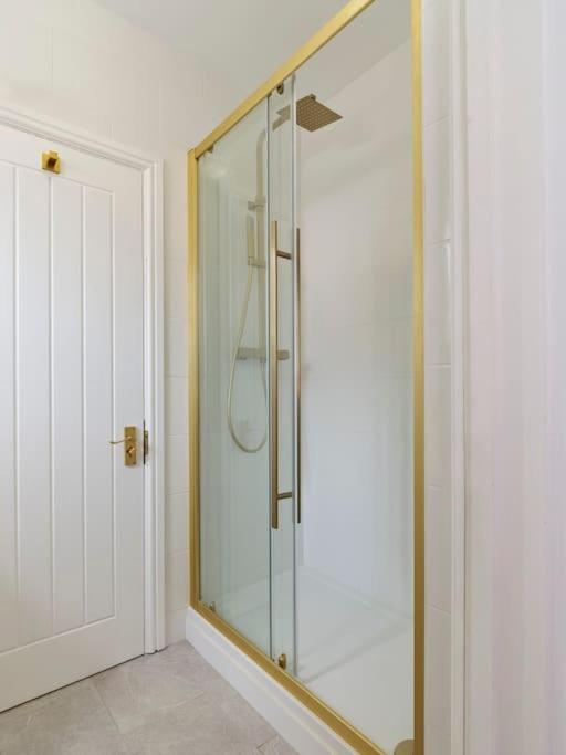 Rofennie Suite -Luxury Ensuite Room! Μέιντστοουν Εξωτερικό φωτογραφία