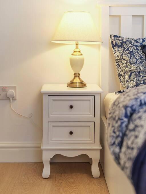 Rofennie Suite -Luxury Ensuite Room! Μέιντστοουν Εξωτερικό φωτογραφία